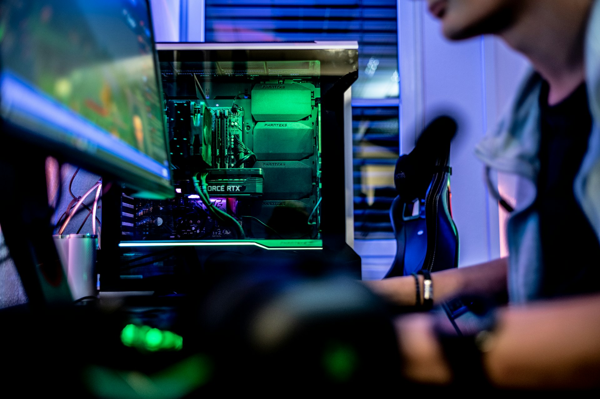 man voor scherm computer monitoring